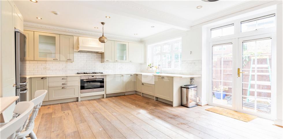 			3 Bedroom, 1 bath, 1 reception Flat			 Little Ealing Lane, South Ealing